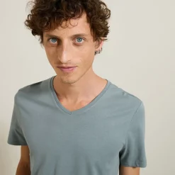 Shop Basic T-shirt met V-hals in biokatoenn T-shirt