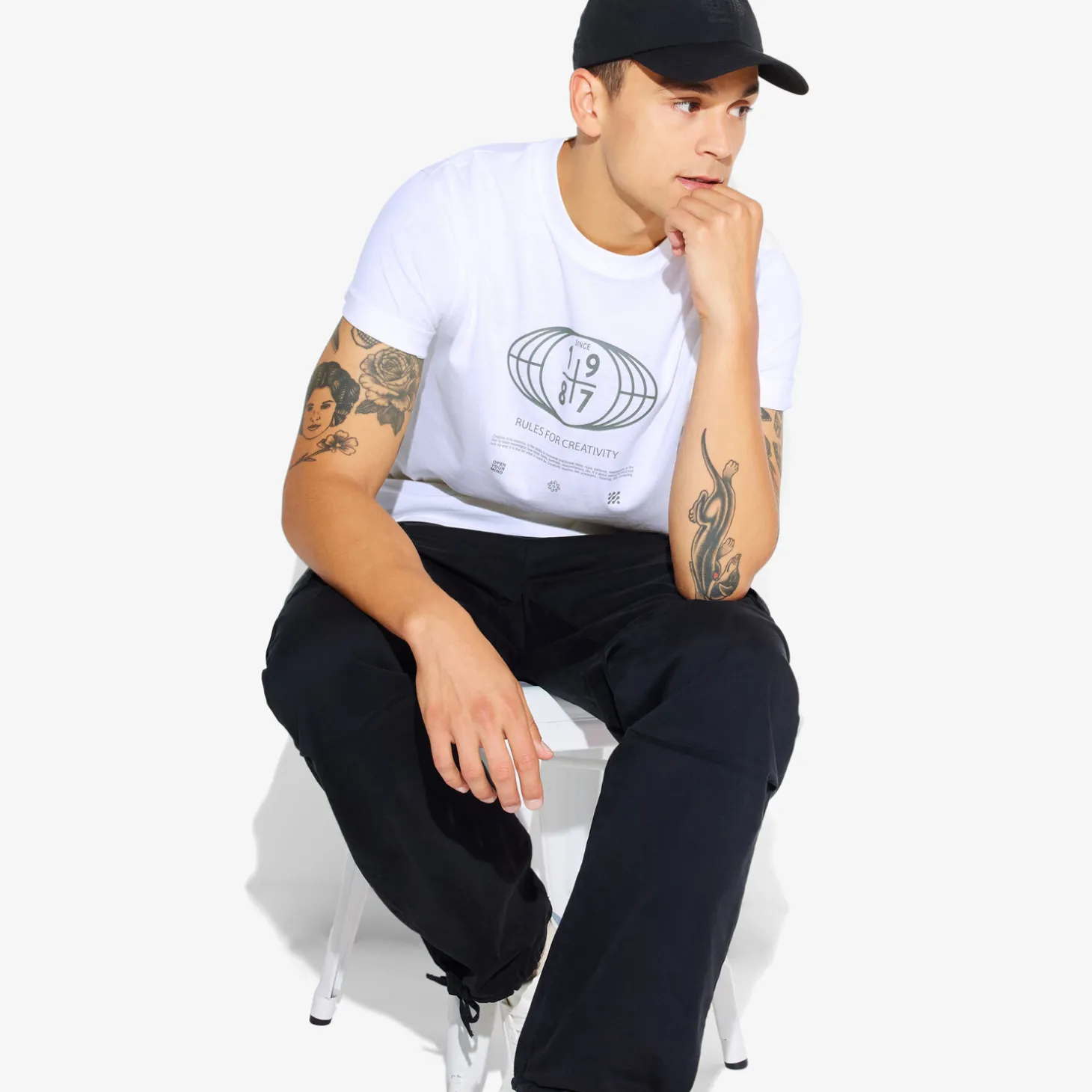 Online T-shirt met ronde hals en willekeurige print T-shirt