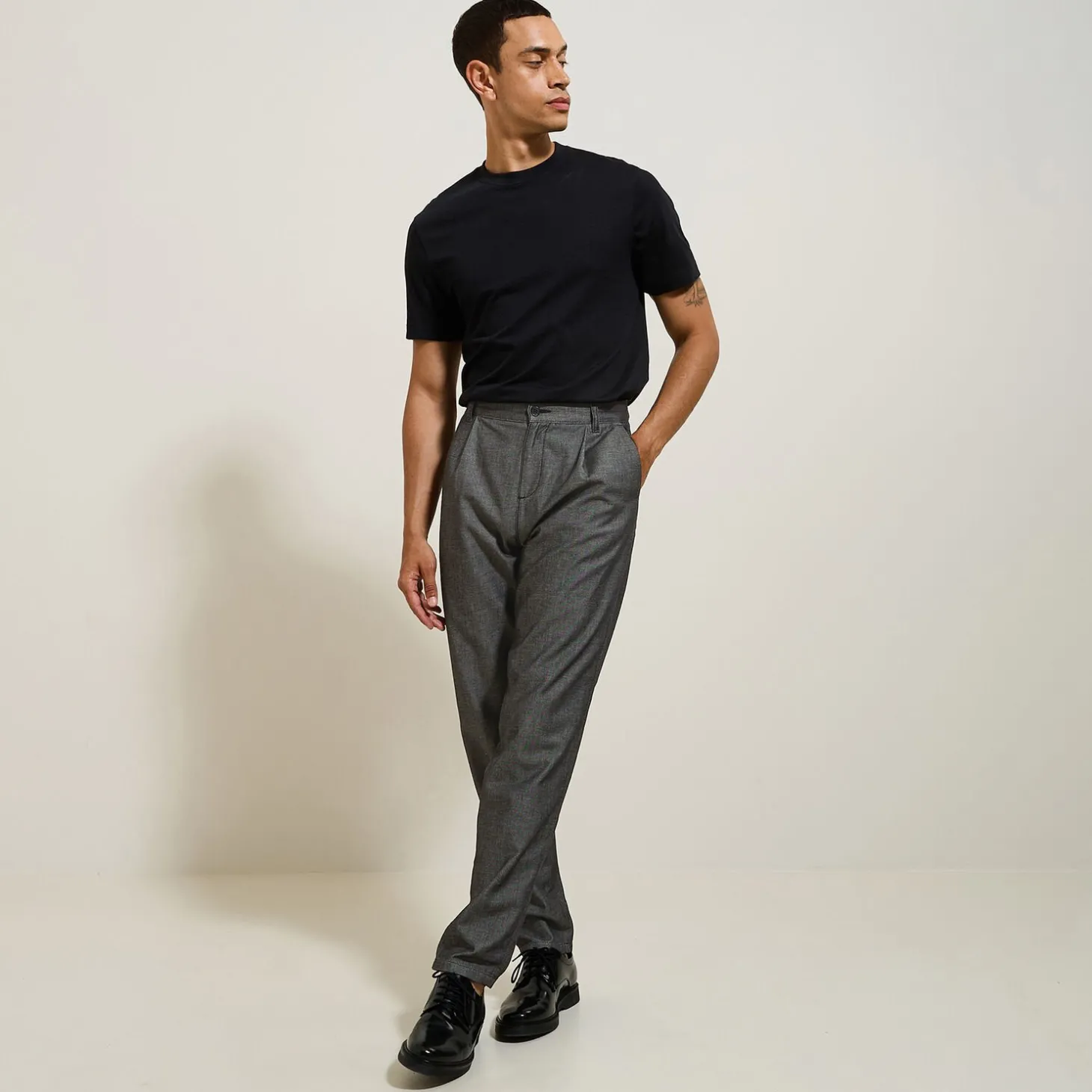 Shop Tweekleurige, relaxte broek in twill Broek