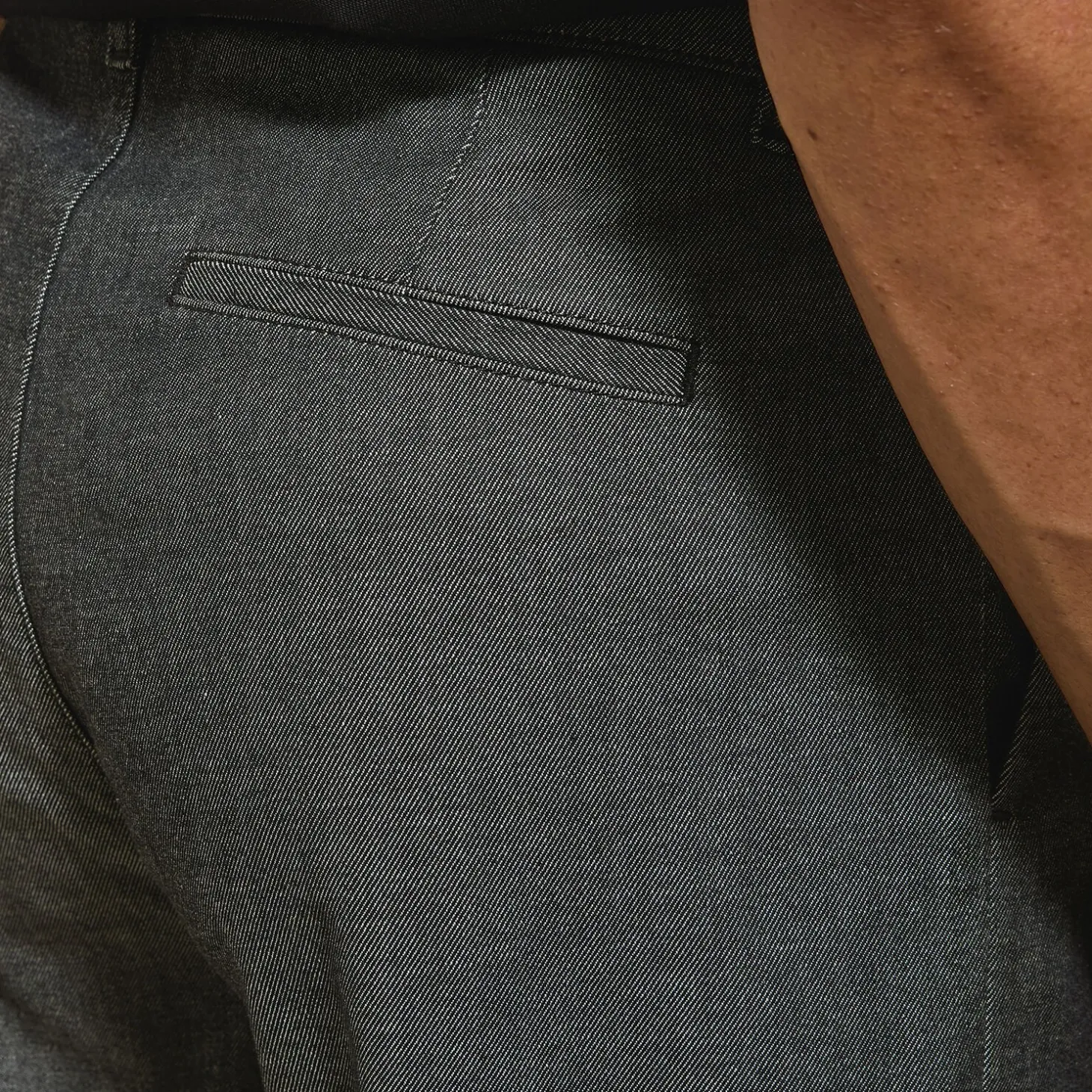 Shop Tweekleurige, relaxte broek in twill Broek